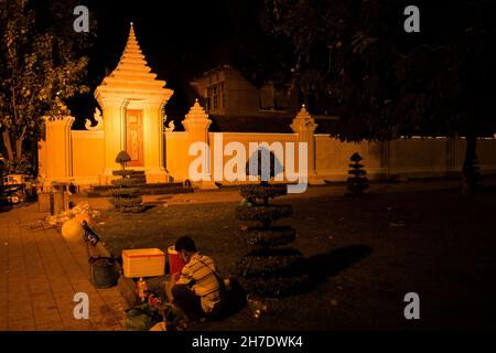 PHNOM PENH, CAMBODGE - 15 août 2017 : un mur et une porte illuminés d'orange jaune la nuit à Phnom Penh Cambodge, Asie du Sud-est, près de Sisowath Quay et Banque D'Images