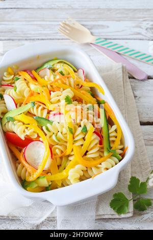 Les Fusilli avec légumes colorés Banque D'Images