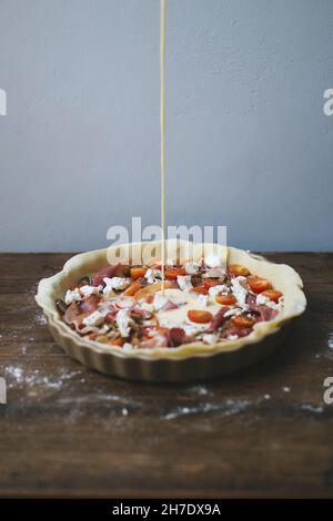 Quiche de tomate en cours de fabrication Banque D'Images