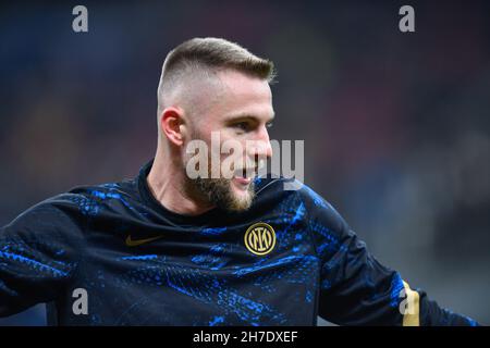 Milan, Italie.21 novembre 2021.Milan Skriniar d'Inter se réchauffe avant la série Un match entre Inter et Naples à Giuseppe Meazza à Milan.(Crédit photo : Gonzales photo/Alamy Live News Banque D'Images