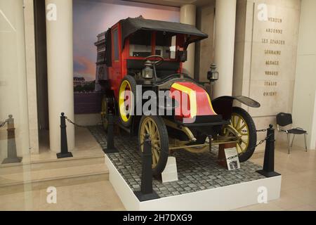 Taxi Renault Type AG également connu sous le nom de taxi de la Marne exposé au Musée Armistice dans la Forêt de Compiègne (Forêt de Compiègne) près de Compiègne en France.Ce type de taxi a été utilisé pour transporter des troupes françaises pendant la bataille de Marne en septembre 1914.Le Musée de l'Armistice est situé sur le terrain de la Glade de l'Armistice où l'Armistice du 11 novembre 1918 qui a mis fin à la première Guerre mondiale a été signé. Banque D'Images