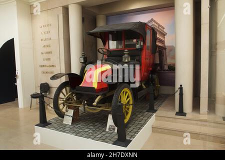 Taxi Renault Type AG également connu sous le nom de taxi de la Marne exposé au Musée Armistice dans la Forêt de Compiègne (Forêt de Compiègne) près de Compiègne en France.Ce type de taxi a été utilisé pour transporter des troupes françaises pendant la bataille de Marne en septembre 1914.Le Musée de l'Armistice est situé sur le terrain de la Glade de l'Armistice où l'Armistice du 11 novembre 1918 qui a mis fin à la première Guerre mondiale a été signé. Banque D'Images