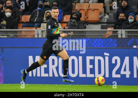 Milan, Italie.21 novembre 2021.Ivan Perisic (14) d'Inter vu pendant la série Un match entre Inter et Napoli à Giuseppe Meazza à Milan.(Crédit photo : Gonzales photo/Alamy Live News Banque D'Images