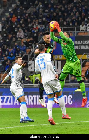 Milan, Italie.21 novembre 2021.Le gardien de but David Ospina (25) de Napoli vu pendant la série Un match entre Inter et Napoli à Giuseppe Meazza à Milan.(Crédit photo : Gonzales photo/Alamy Live News Banque D'Images