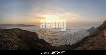 Vue sur la côte atlantique de l'océan sur l'ouest de l'algarve dans le sud du portugal au coucher du soleil Banque D'Images