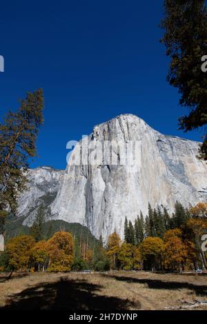 El Capitan aux couleurs d'automne au parc national de Yosemite, en Californie, Sierra Nevada, aux États-Unis Banque D'Images