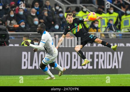 Milan, Italie.21 novembre 2021.Kalidou Koulibaly (26) de Napoli et Nicolo Barella (23) d'Inter vu pendant la série Un match entre Inter et Napoli à Giuseppe Meazza à Milan.(Crédit photo : Gonzales photo/Alamy Live News Banque D'Images