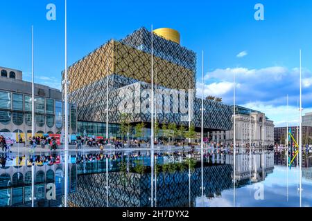 La Bibliothèque de Birmingham par les architectes Mecanno.Achevé en 2013, la plus grande bibliothèque du Royaume-Uni.Un lac peu profond à l'extérieur crée de merveilleux reflets. Banque D'Images