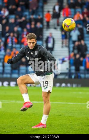 JAMIE GULLAN, joueur de football professionnel, jouant pour le club de football Hibernian, s'échauffe avant un match contre le Rangers FC, Glasgow, Écosse, Royaume-Uni Banque D'Images