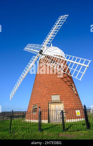 Halnaker Mill est un ancien moulin à vent désaffecté, avec quatre voiles autrefois utilisées pour le maïs sur Halnaker Hill près de Chichester, West Sussex, Angleterre. Banque D'Images