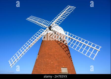 Halnaker Mill est un ancien moulin à vent désaffecté, avec quatre voiles autrefois utilisées pour le maïs sur Halnaker Hill près de Chichester, West Sussex, Angleterre. Banque D'Images