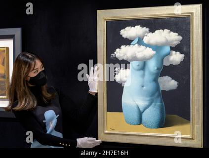 Hong Kong, Chine.22 novembre 2021.Cristina Wang, spécialiste de l'art moderne et contemporain, ajuste la peinture surréaliste Rene Magritte 'Torse nu dans les nuits' exposée à la Bonham Gallery à Admiralty Hong Kong avant sa vente à New York en décembre 2021.L'œuvre combine le classique et le profondément surréaliste, avec deux des motifs caractéristiques de Magritte: Le nuage et la femme torsoIt porte une estimation de US$ 6-9 millions.(Image de crédit : © Jayne Russell/ZUMA Press Wire) Banque D'Images