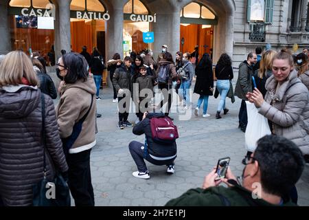 Espagne.20 novembre 2021.Les touristes sont vus en face du monument Casa Batllò dans la rue Passeig de Gracia dans le centre de Barcelone, Espagne, le 20 novembre 2021.(Photo par Davide Bonaldo/Sipa USA) crédit: SIPA USA/Alay Live News Banque D'Images