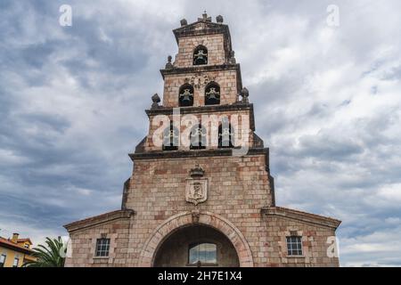 Église de l'Assomption dans la ville asturienne de Cangas de Onis Banque D'Images