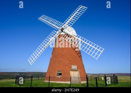 Halnaker Mill est un ancien moulin à vent désaffecté, avec quatre voiles autrefois utilisées pour le maïs sur Halnaker Hill près de Chichester, West Sussex, Angleterre. Banque D'Images