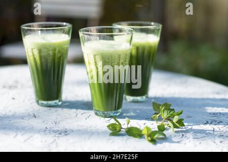 Cocktail de citron vert avec poudre de wheatgrass Banque D'Images