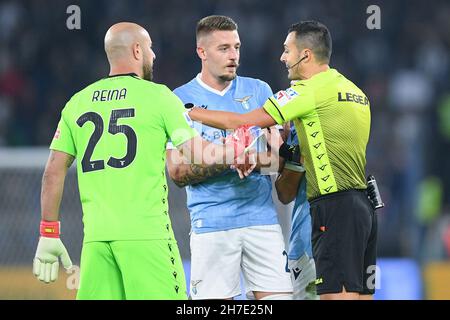 Sergej Milinkovic-Savic de SS Lazio et Pepe Reina de SS Lazio arguent avec l'arbitre pendant la Serie Un match entre Lazio et Juventus au Stadio OL Banque D'Images