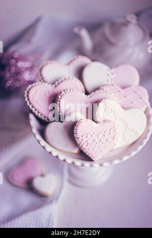 Biscuits en forme de coeur de couleur pastel sur un support à biscuits Banque D'Images
