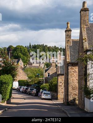 Vue sur la rue Tollbooth dans la ville de Forres, Moray Banque D'Images