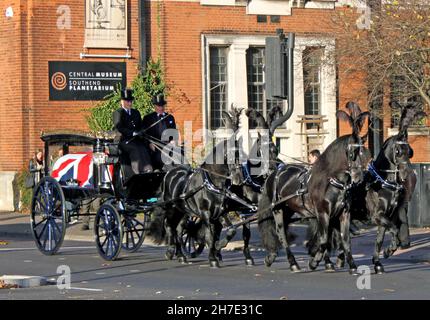 Sir David Amess MP mémorial funéraire cheval tiré corbillard portant son cercueil drapé dans un syndicat Jack à travers Southend City après le service commémoratif. Banque D'Images