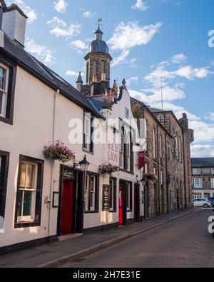 Le pub Red Lion sur Tollbooth Street dans la ville de Forres, Moray, Écosse Banque D'Images