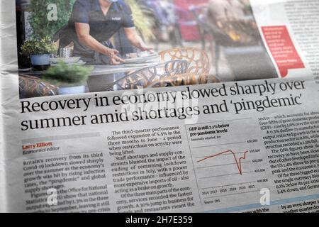 "La reprise de l'économie a fortement ralenti au cours de l'été en raison de pénuries et de "pingdemic" journal Guardian titre covid 19 article 12 novembre 2021 Londres UK Banque D'Images