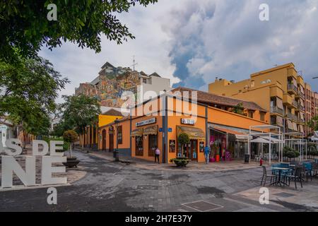 LOS LLANOS DE ARIDANE, ESPAGNE - NOVEMBER10.2021: Gens dans la rue, arrière-plan l'éruption volcanique de Cumbre Vieja à Los Llanos de Aridane à la Pal Banque D'Images