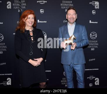 STOCKHOLM 20211120Le réalisateur du Festival Git Scheynius et l'acteur et réalisateur britannique Kenneth Branagh qui a reçu le prix honorifique de la réalisation de Stockholm au Festival du film de Stockholm qui s'est terminé samedi avec une projection du film de Branagh 'Belfast' ..Photo: Karin Törnblom / TT / code 2377 *** PHOTO DE PAIEMENT *** Banque D'Images