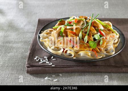 Poulet de style thaï sur un lit de nouilles de riz Banque D'Images