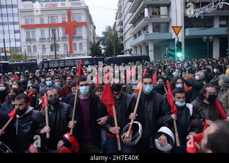 Athènes, Grèce.17 novembre 2021.Les gens se rassemblent à Athènes, Grèce, le 17 novembre 2021, lors de la marche traditionnelle à l'ambassade américaine pour le 'soulèvement' de l'Polytechnique, contre le régime de la junte du colonel qui a eu lieu en Grèce en novembre 1973.(Photo par Dimitrios Karvountzis/Pacific Press/Sipa USA) crédit: SIPA USA/Alay Live News Banque D'Images