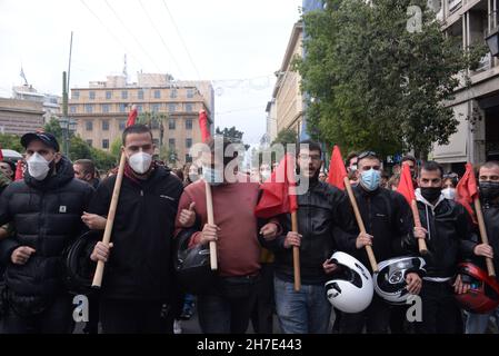 Athènes, Grèce.17 novembre 2021.Les gens se rassemblent à Athènes, Grèce, le 17 novembre 2021, lors de la marche traditionnelle à l'ambassade américaine pour le 'soulèvement' de l'Polytechnique, contre le régime de la junte du colonel qui a eu lieu en Grèce en novembre 1973.(Photo par Dimitrios Karvountzis/Pacific Press/Sipa USA) crédit: SIPA USA/Alay Live News Banque D'Images