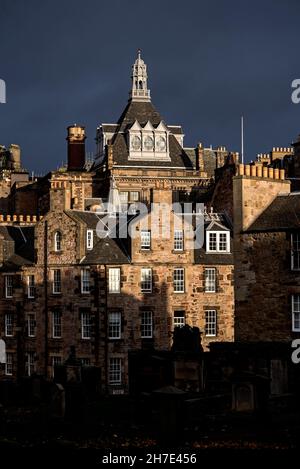 Vue sur Candlemaker Row et la bibliothèque centrale sous le soleil du matin dans la vieille ville d'Édimbourg. Banque D'Images