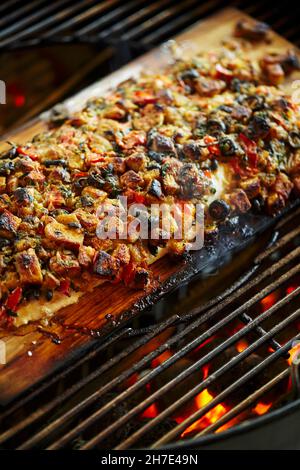 Filet de char avec légumes sur une planche à fumer en bois de cèdre Banque D'Images