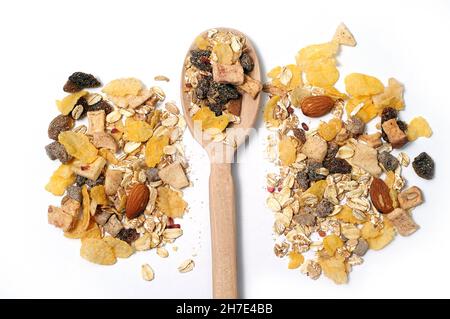 Mélange de flocons d'avoine et de fruits, avec cuillère en bois au milieu Banque D'Images