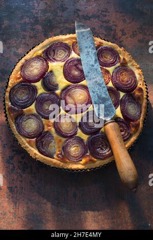 Quiche d'oignon rouge dans un moule à pain Banque D'Images