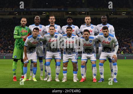 Milan, Italie.21 novembre 2021.La SSC Napoli à partir de onze lignes pour la photo de l'équipe, rangée arrière ( de gauche à droite ); David Ospina, Victor Osimhen, Fabian Ruiz, Andre Anguissa,Amir Rrahmani et Kalidou Koulibaly, première rangée ( de L à R ); Hirving Lozano, Piotr Zielinski, Lorenzo Insigne, Mario Rui et Giovanni Di Lorenzo, avant le lancement dans la série Un match à Giuseppe Meazza, Milan.Crédit photo à lire: Jonathan Moscrop/Sportimage crédit: Sportimage/Alamy Live News crédit: Sportimage/Alamy Live News Banque D'Images