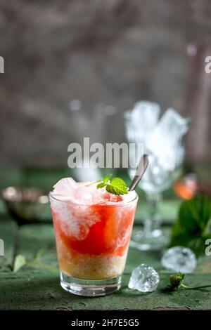 Un cocktail de fraises Kiss fait de purée de fraises, de crème et de jus d'orange Banque D'Images