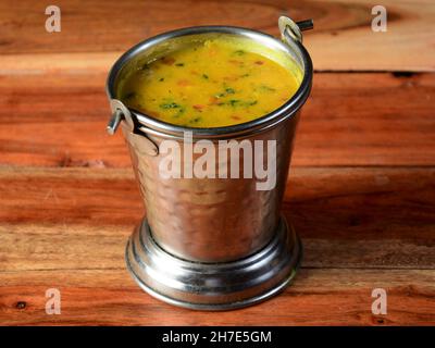 Authentique cuisine populaire indienne Dal frite ou soupe indienne traditionnelle lentilles sur fond rustique en bois. Attention sélective Banque D'Images