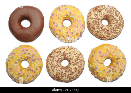 Délicieux, beaux beignets au caramel au sucre, glaçure de chocolat de couleur, éléments décoratifs, isolés sur un fond blanc Banque D'Images