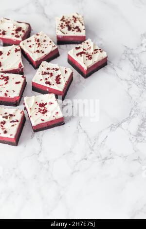 Cheesecake rouge Velvet brownies sur une surface en marbre Banque D'Images