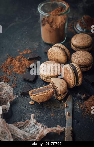 Macarons au chocolat avec du cacao en poudre Banque D'Images