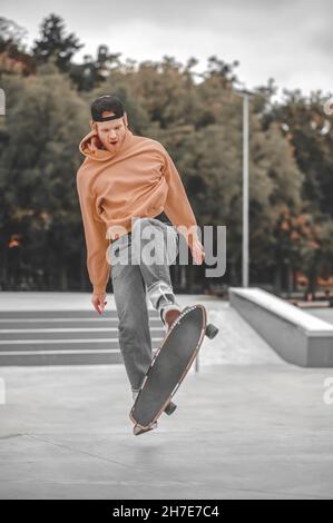 Un homme avec un skateboard tout en effectuant un tour dans l'air Banque D'Images