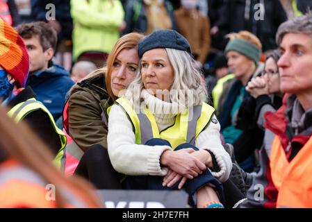 Londres, Royaume-Uni.20 novembre 2021.Isolez les partisans de la Grande-Bretagne protestent contre le gouvernement et le emprisonnement de 9 activistes Banque D'Images