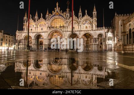 Miroir de la basilique Saint-Marc la nuit, Venise, Italie Banque D'Images