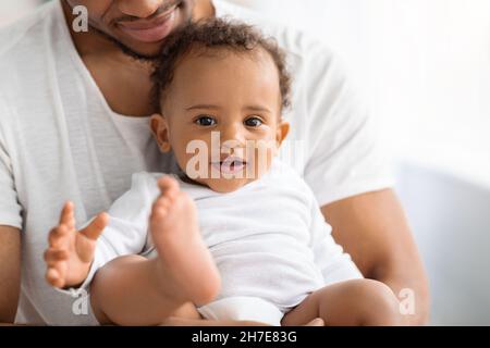 Portrait de bébé noir adorable passer du temps avec le Père à la maison Banque D'Images