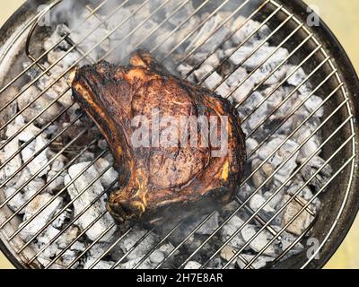 Steak de bœuf sur un barbecue (vu d'en haut) Banque D'Images