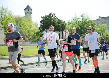 BUDAPEST, HONGRIE - 9 2017 AVRIL : des coureurs de marathon non identifiés participent au 32ème Marathon international de Budapest de la moitié du printemps de Telekom Vicitta Banque D'Images