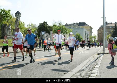 BUDAPEST, HONGRIE - 9 2017 AVRIL : des coureurs de marathon non identifiés participent au 32ème Marathon international de Budapest de la moitié du printemps de Telekom Vicitta Banque D'Images