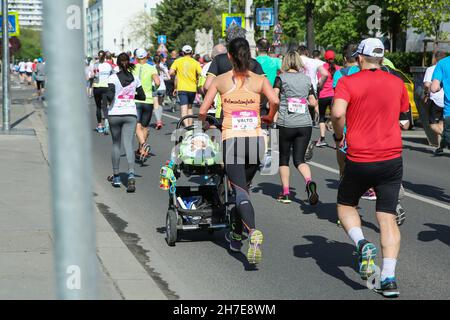 BUDAPEST, HONGRIE - 9 2017 AVRIL : des coureurs de marathon non identifiés participent au 32ème Marathon international de Budapest de la moitié du printemps de Telekom Vicitta Banque D'Images