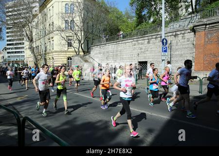 BUDAPEST, HONGRIE - 9 2017 AVRIL : des coureurs de marathon non identifiés participent au 32ème Marathon international de Budapest de la moitié du printemps de Telekom Vicitta Banque D'Images